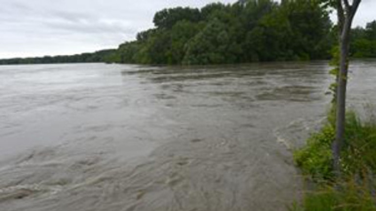 V karlovoveskej lodenici vodíci evakuujú zariadenie - dunaj_povoden