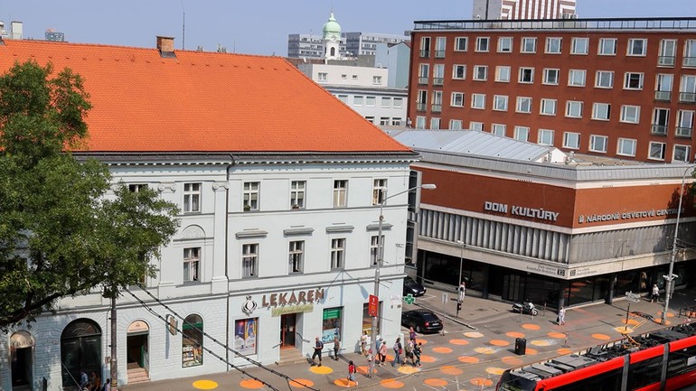 Dolná časť Námestia SNP - oranžové kruhy