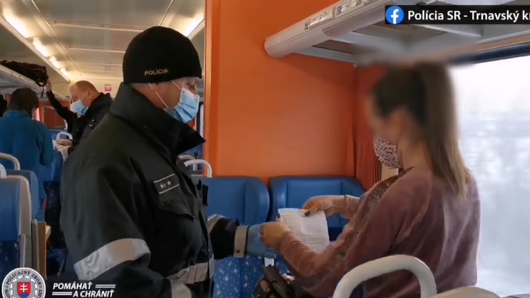 Kontrola testov vo vlaku