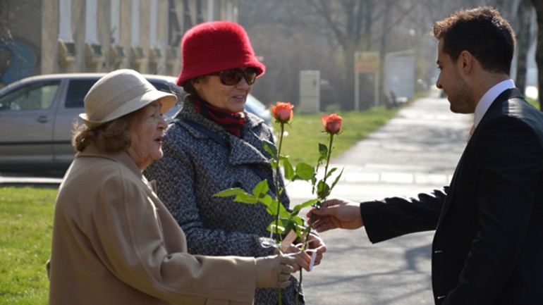 Poslanec horváth na mdž rozdával ružinovčankám ruže - ruze_horvath