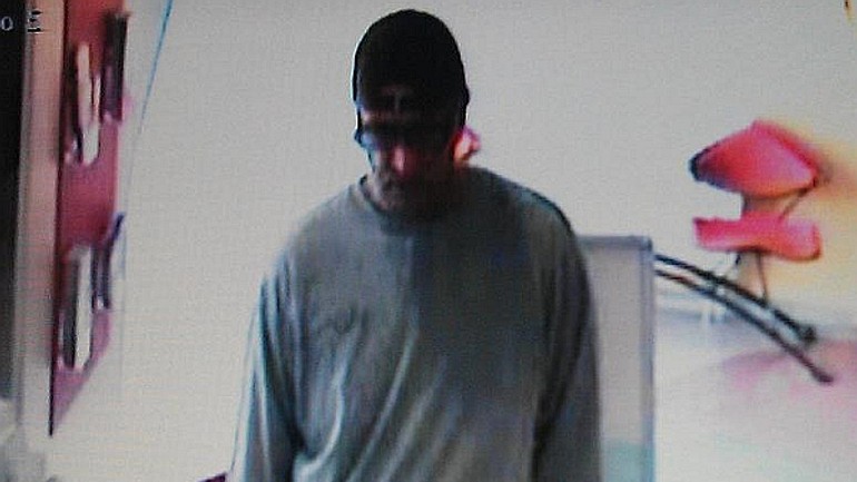 Neznámy páchateľ včera prepadol banku na šancovej ulici - Pachatel10082012