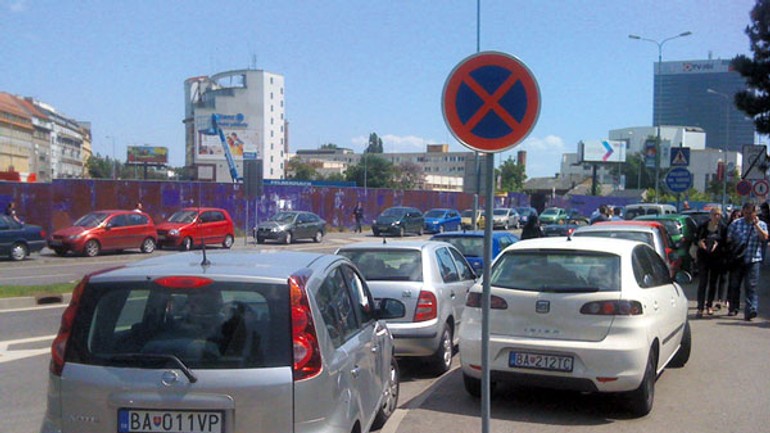 Ministerstvo vnútra nedokáže udržať poriadok ani pred vlastnou budovou - Pribinova1
