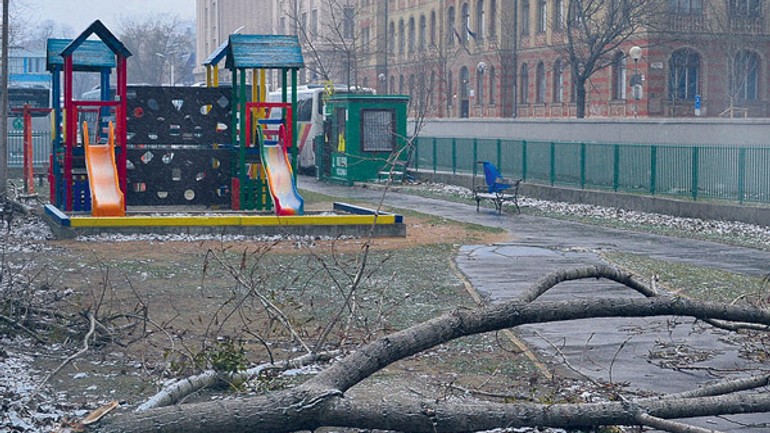Upratať ihrisko na fajnorovom nábreží nemá kto už tri mesiace - ihrisko1