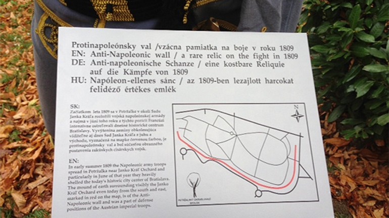 Na obranný val upozorňujú v sade tabule - tabula_val1