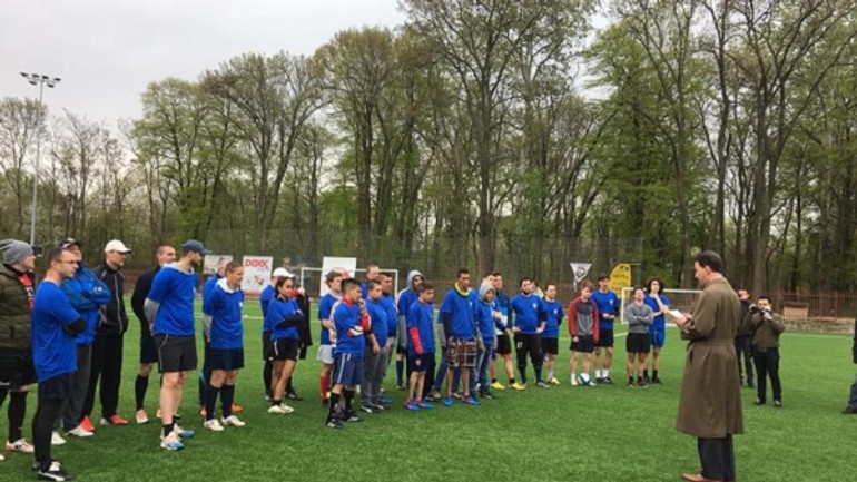 Mladí rómovia si zmerali sily s diplomatmi - futbal rom