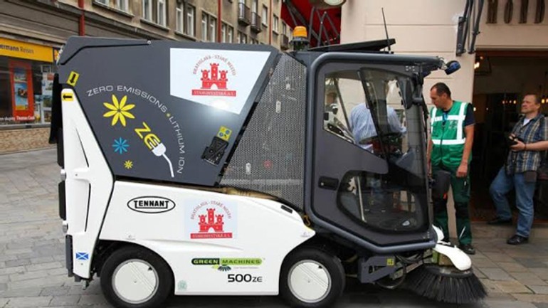 V staromestskej pešej zóne jazdí ekologický čistiaci stroj - auticko