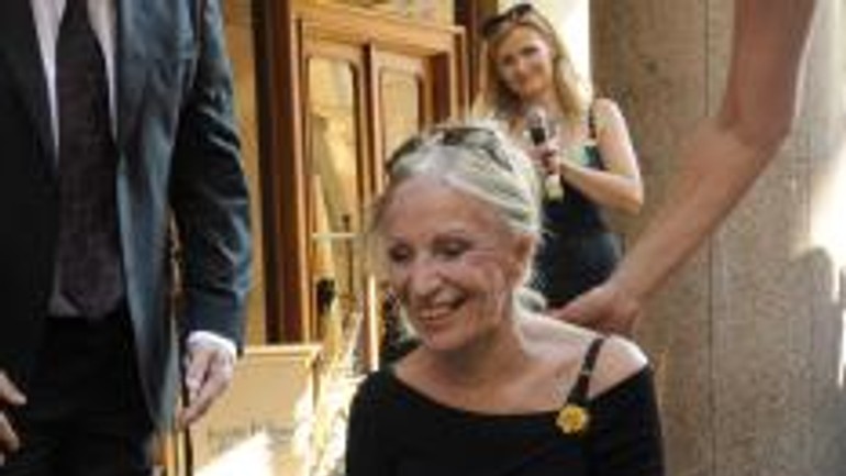 M. kráľovičová leží na chodníku vedľa l. chudíka - Kralovicova1