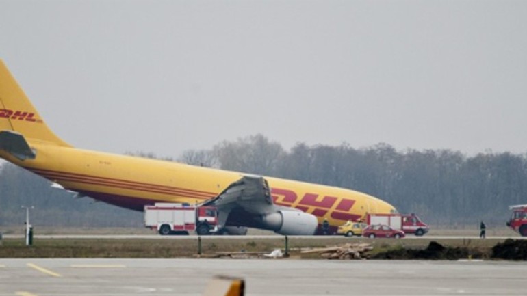 Lietadlo z dráhy letiska presunú v najbližších dňoch - Lietadlo dhl1