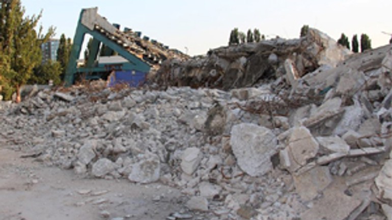 Kto opraví tankodróm na bajkalskej ulici? - stadion_buranie1