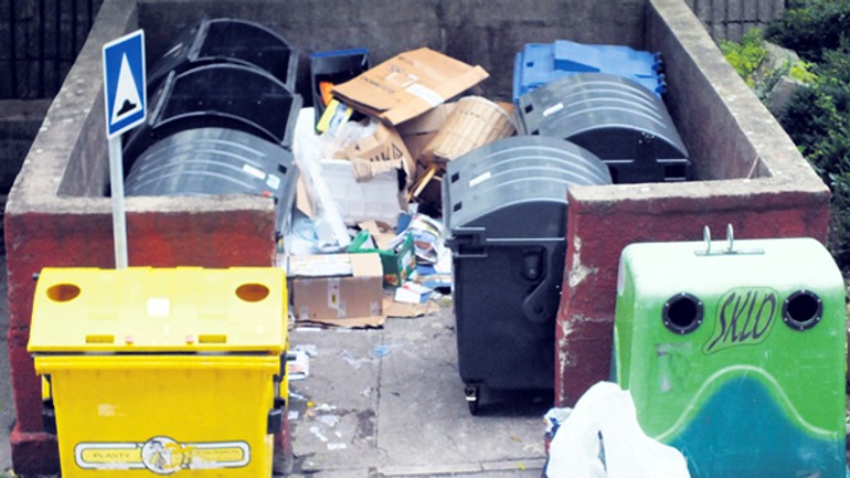 Pri kontajneroch na blagoevovej majú neporiadok, robia ho cudzí - blagoevova1