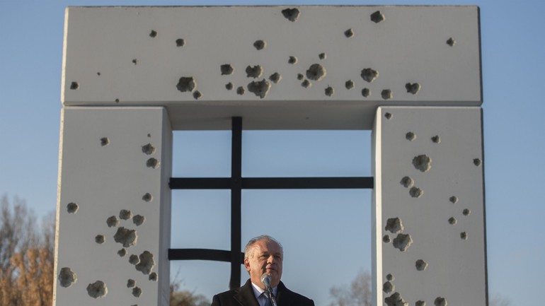 Andrej Kiska pri pamätníku Brána slobody pod hradom Devín