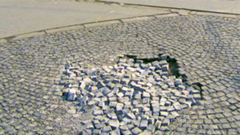 Kto opraví zničenú dlažbu pred redutou? - Dlazba