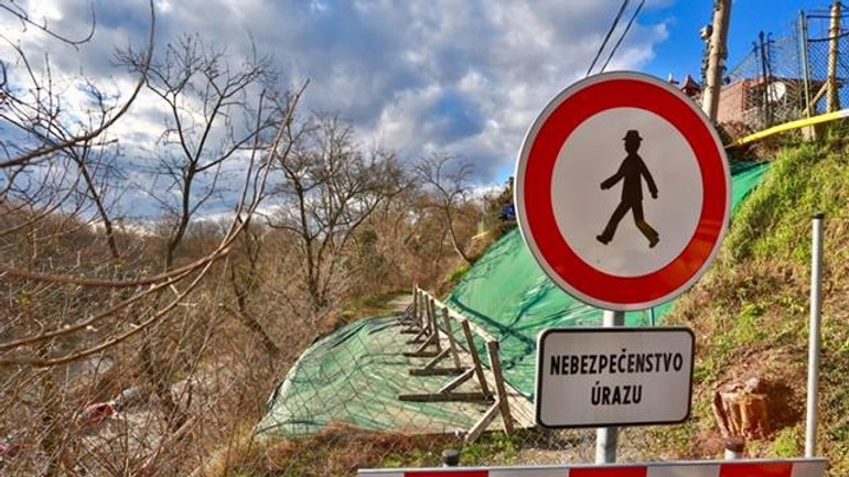 Zosunutý svah nad devínskou cestou začnú na jar sanovať - devinska_svah2