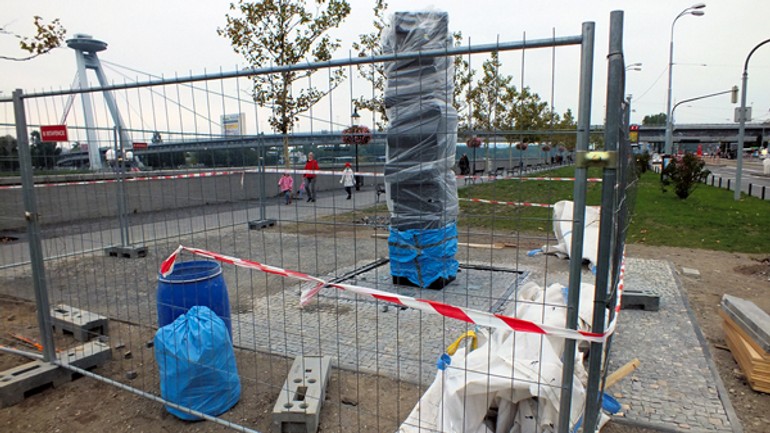 Pomník martina rázusa zabral priveľkú časť trávnika na nábreží - razusovo1