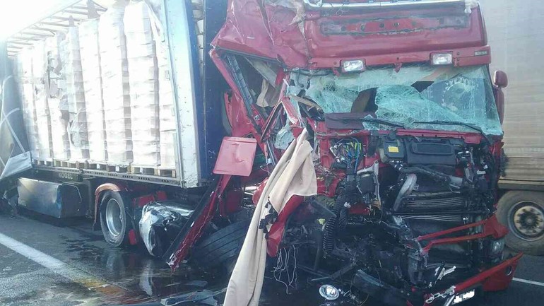 Nehoda kamiónov na diaľnici D2