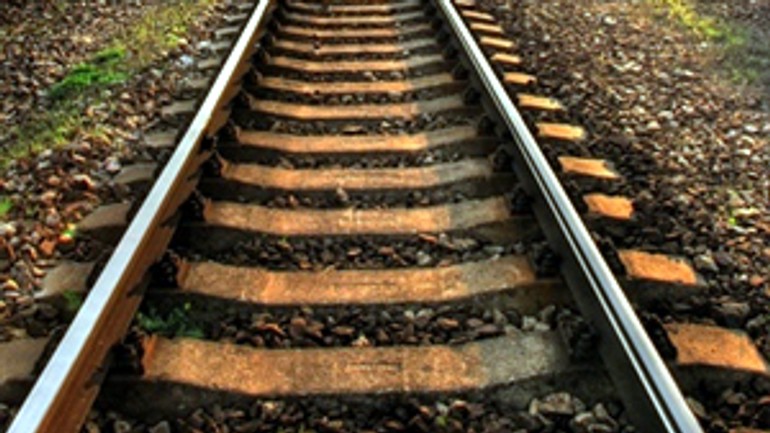 Muža na invalidnom vozíku zrazil vlak, nehodu prežil - kolajnice