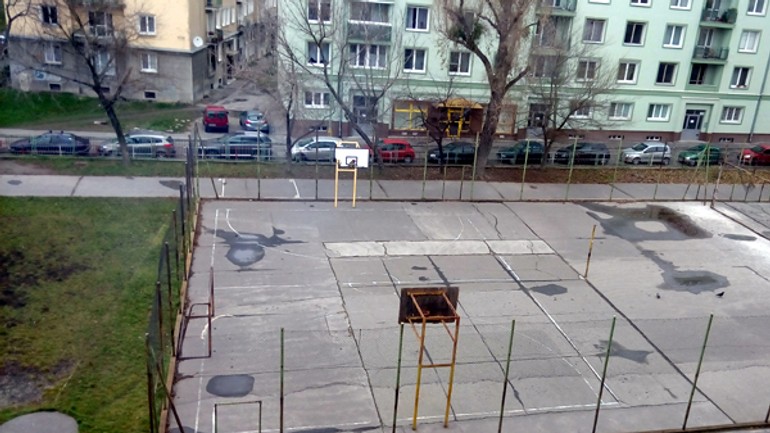 Rodičia detí z novohradskej chcú pomôcť zrekonštruovať školský dvor - ihrisko_novohradska1