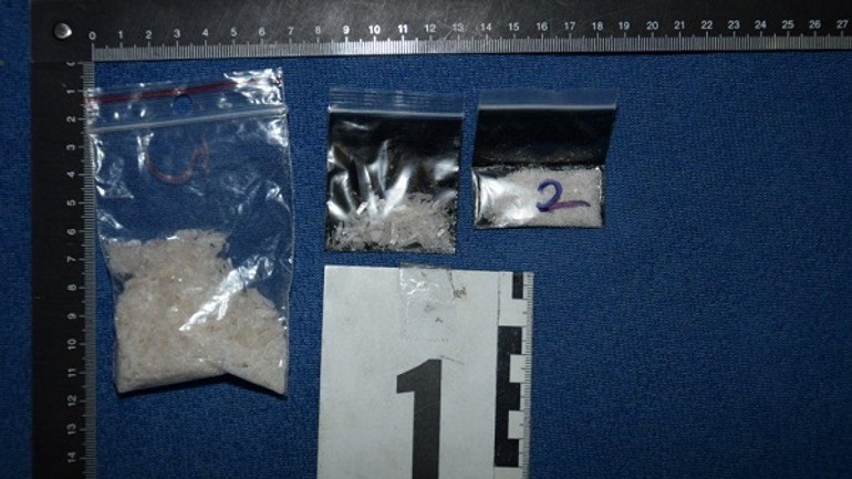 Policajná razia v karlovke. zadržali dílerov i drogy - 001