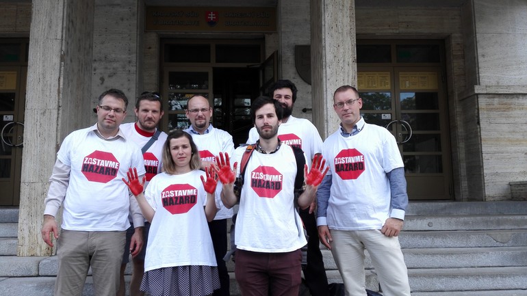 Aktivisti za zákaz hazardu pred budovou súdu