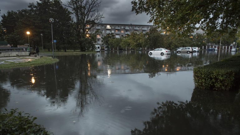 Zaplavené parkovisko a neprejazdná ulica Svidnícka - Sabinovská