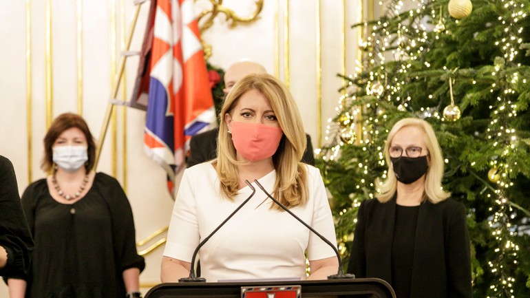 Na snímke uprostred prezidentka SR Zuzana Čaputová po stretnutí so slovenskými vedcami v Bratislave 15. decembra 2020.  Vľavo epidemiologička Alexandra Bražinová a vpravo riaditeľka Biomedicínskeho centra Slovenskej akadémie vied Silvia Pastoreková