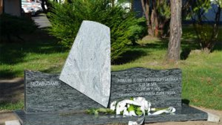 Obetiam havárie lietadla odhalili pamätník - pamatnik_let1