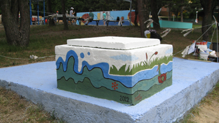 okolie pitnej fontánky na Adamiho