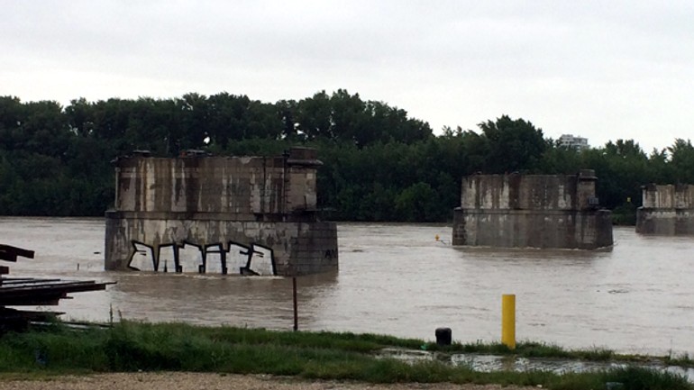 Vysoká voda znemožňuje rozoberanie pilierov starého mosta - dunaj_18052014