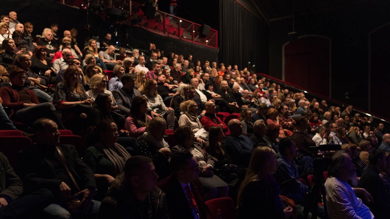 Publikum v Divadle Aréna