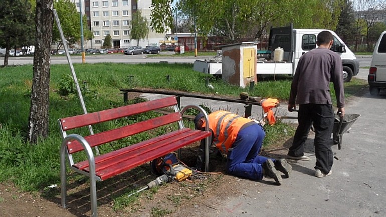 Osadili nové odpadkové koše a lavičky - Lavicky1