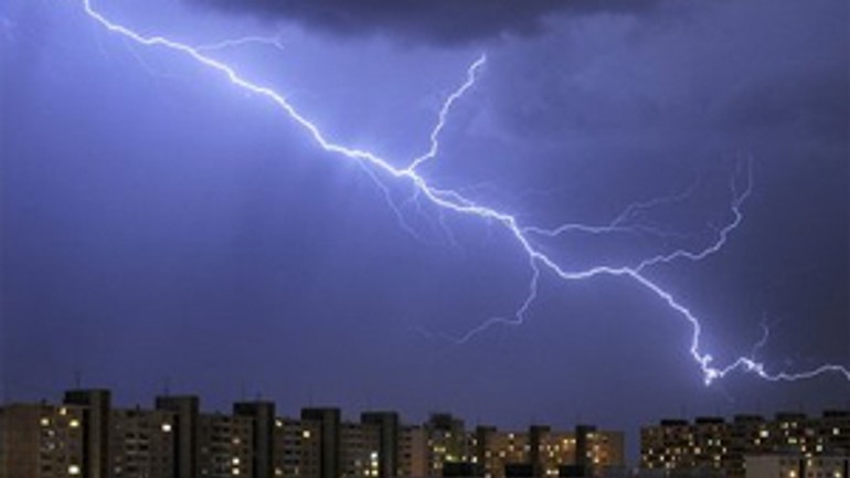 K horúčavám sa dnes v bratislave môžu pridať aj búrky - Burka blesky