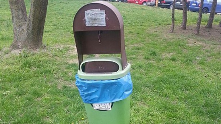 Petržalčania platiaci daň za psa dostanú vrecúška na exkrementy - kos_vrecuska1