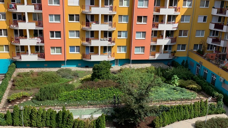 Zelená strecha nad garážami na Šustekovej ulici