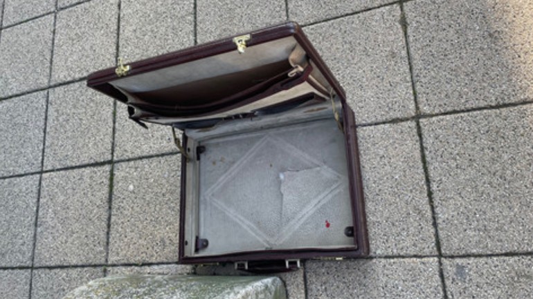 Podozrivý kufor pred potravinami