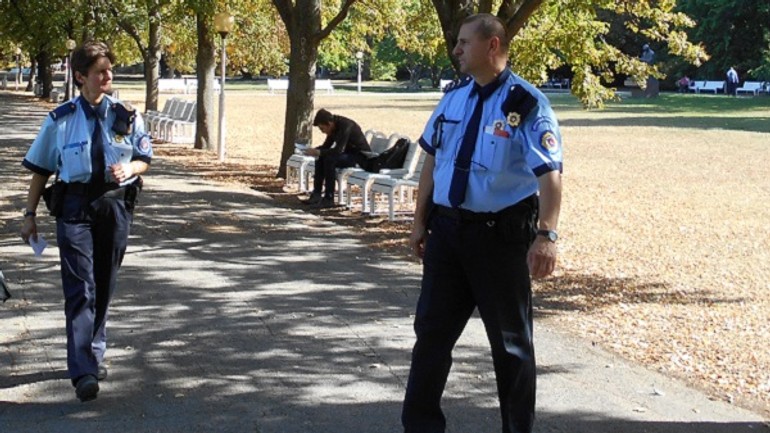 Kto vám dá pokutu za cigaretu? nie sú to iba mestskí policajti - meskaci pre web