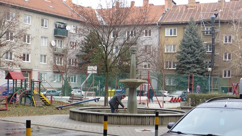 Rampu či bránu do dvora k fontáne pre zuzanu? - jeseň pri Fontáne..
