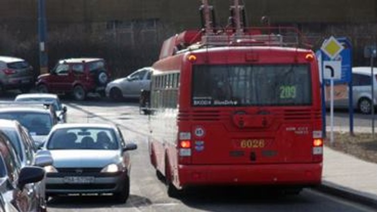 Parkujúci vodiči zablokovali pri nemocnici sanitky i mhd - msp sanitka