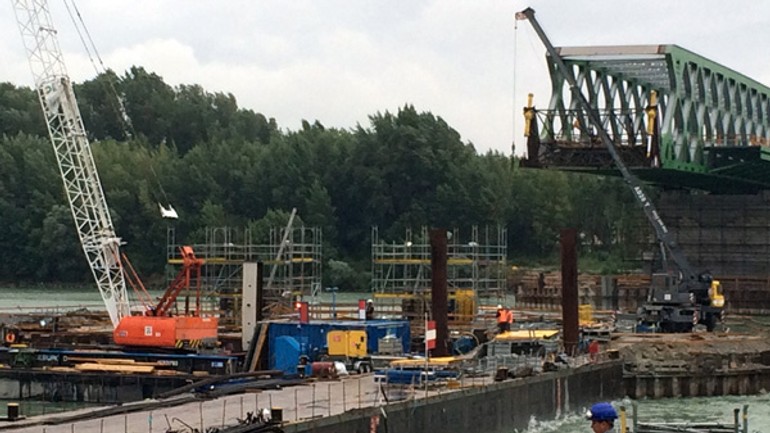 Základy piliera č. 34 sú hotové, pokračuje sa nad hladinou - 20150818_starymost1