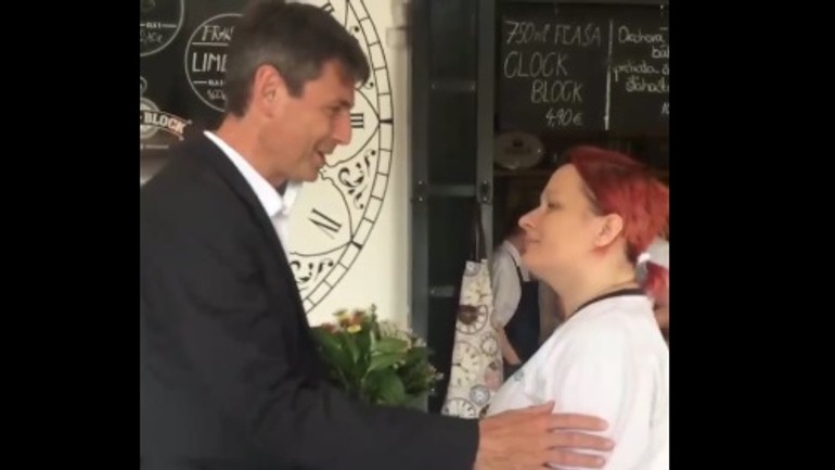 Video: primátor nesrovnal prekvapil a doslova dojal matku siedmych detí - Nesrovnal matky