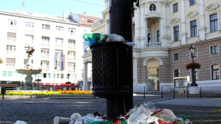 Tej špiny na bratislavských uliciach je už priveľa - Smeti1