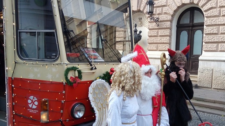 Video: pri prvej jazde vianočnej električky nechýbal mikuláš s anjelom a čertom - miki1