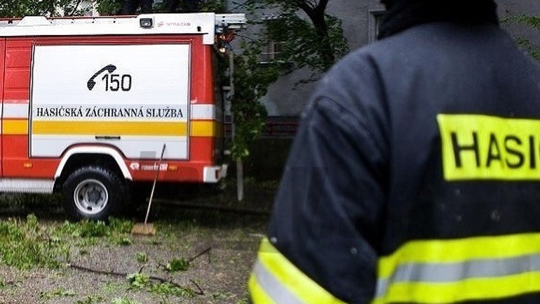 Na ceste na kamzík horí opustený dom, zasahuje 15 hasičov - stromy-sita-hasici-silny-vietor-bratislava-16--maj-2010-kostole-svatej-alzbety