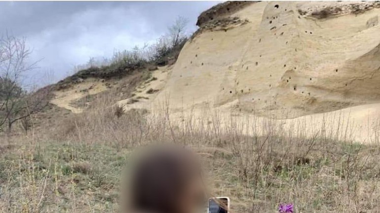 Dievča fotiaca kosatec na Sandbergu