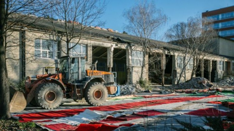 V utorok začal nový majiteľ búrať budovy pko - pko_buranie2015