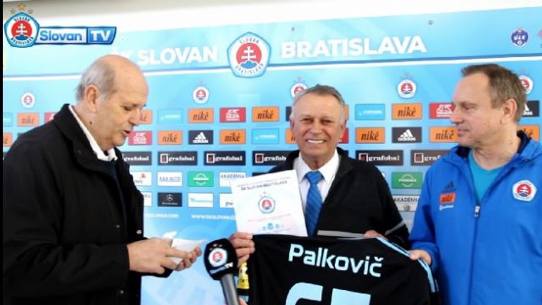 Video: za vernosť futbalovému slovanu dostal doživotnú pernamentku - Fanusik