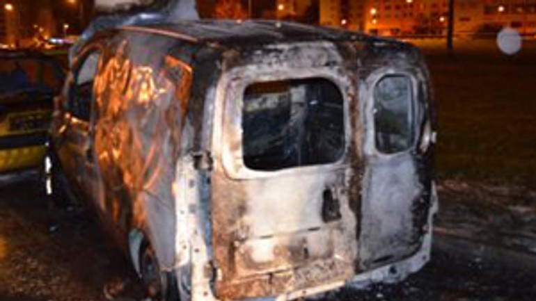 V petržalke na topoľčianskej ulici horeli dnes v noci autá - poziar_petrzalka1111