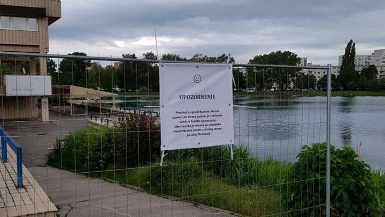 Chodník okolo hotela Junior