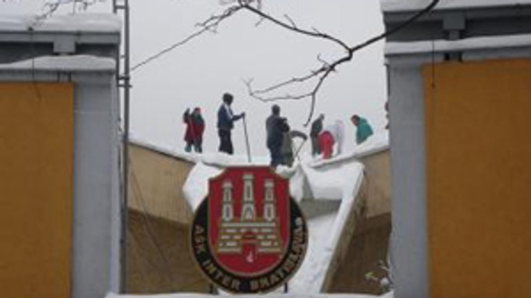 Zo strechy hant arény na pasienkoch museli odhrnúť sneh - pasienky_hala_sneh1