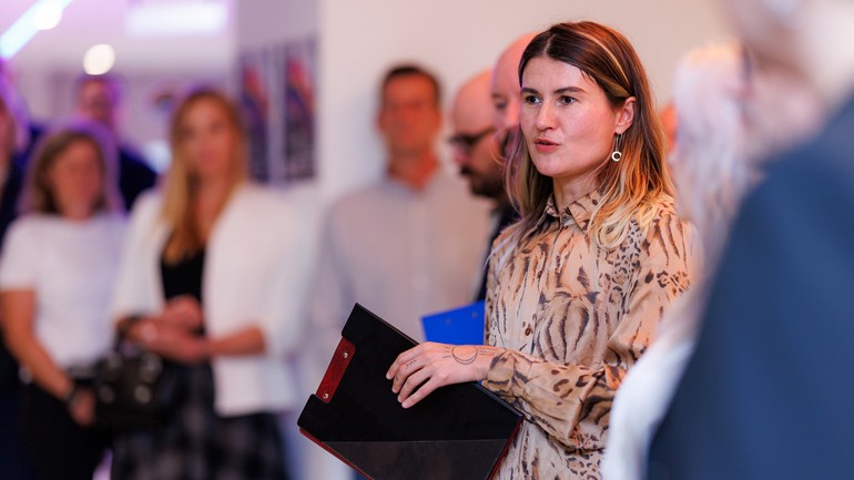 Kurátorka výstavy Sme tu – 20 rokov Inakosti Alexandra Tamásová