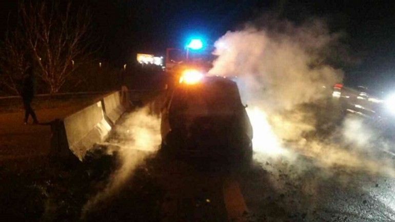 Foto: na diaľnici d1 zhorelo auto - požiar diaľnica D1 26.03.2017c